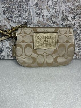 Coach Poppy Signature C Print Wristlet